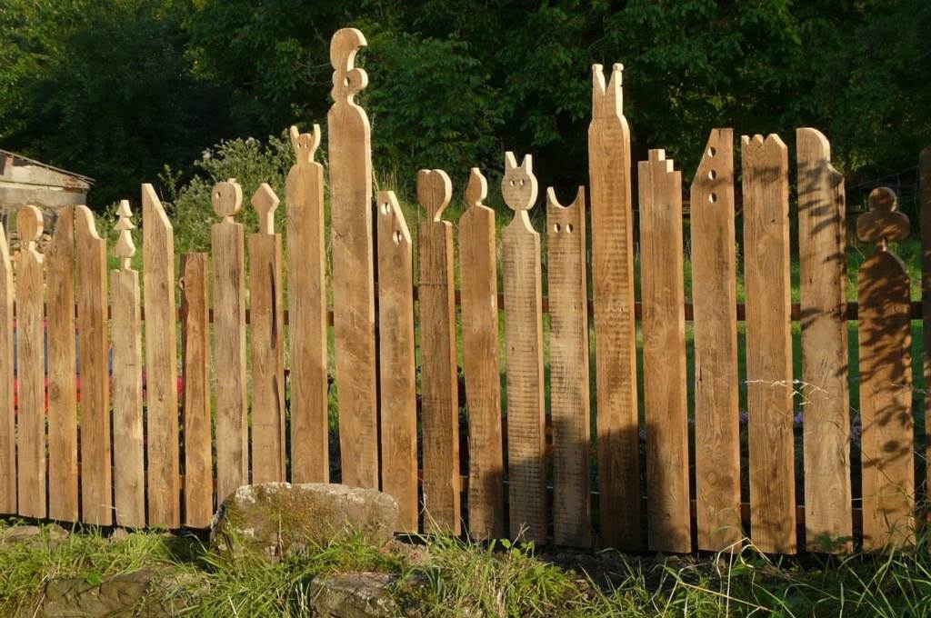 ogrodzenie z drewnianych żerdzi